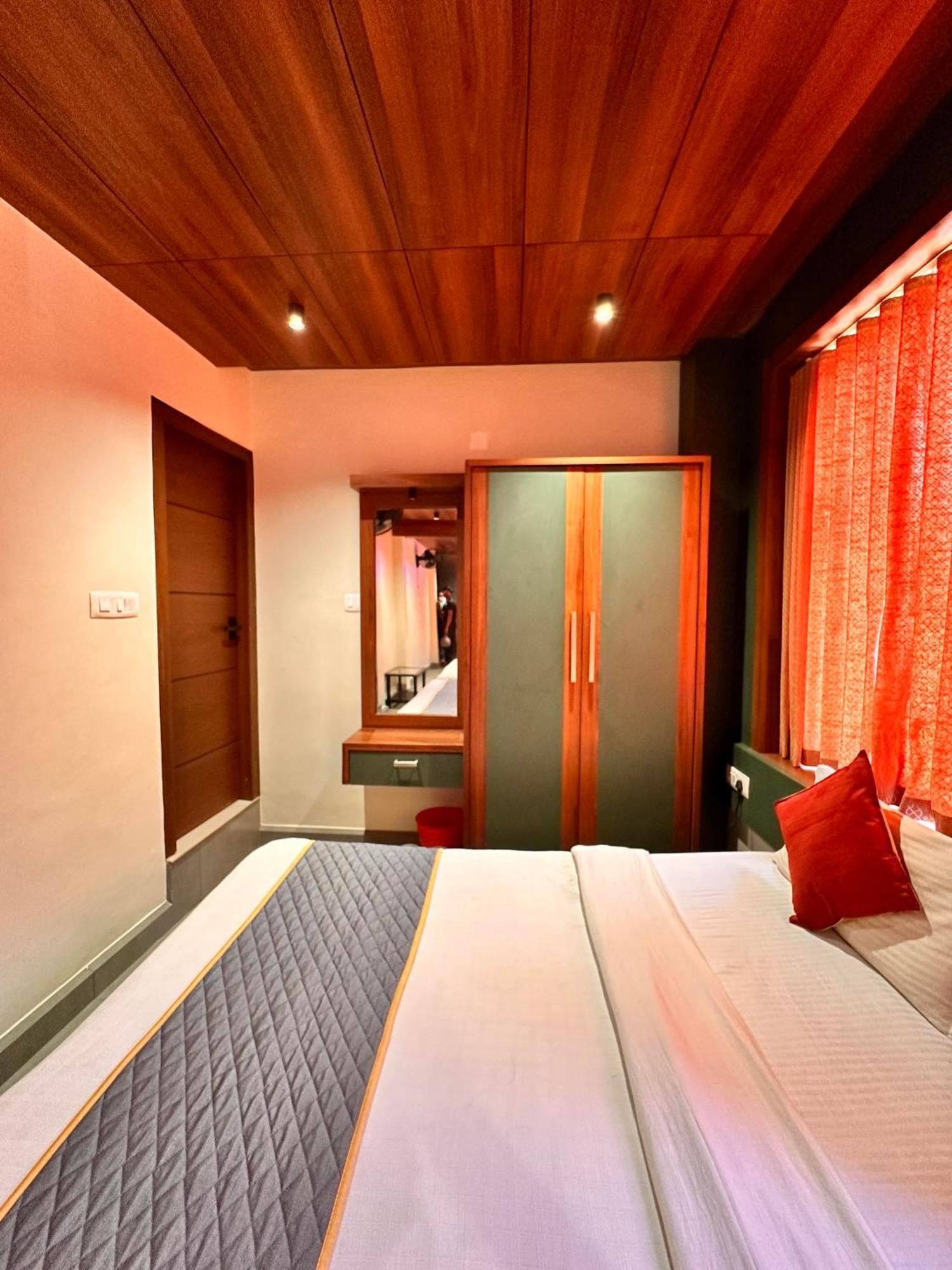 City Palace Hotel Ooty Exterior photo